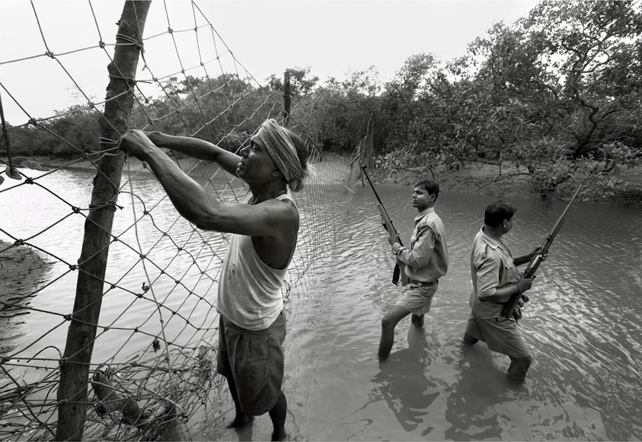 04_wwf.forestguards.blackandwhite.sunderbans.ogilvy&mather.tigerreserve.india.jpg